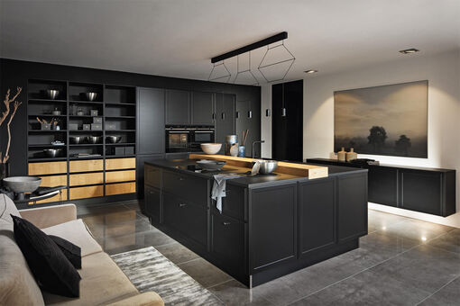 Beeindruckende Küchenplanung mit schwarzen Echtlackfronten in softmatt mit Rahmen im Landhaus-Stil